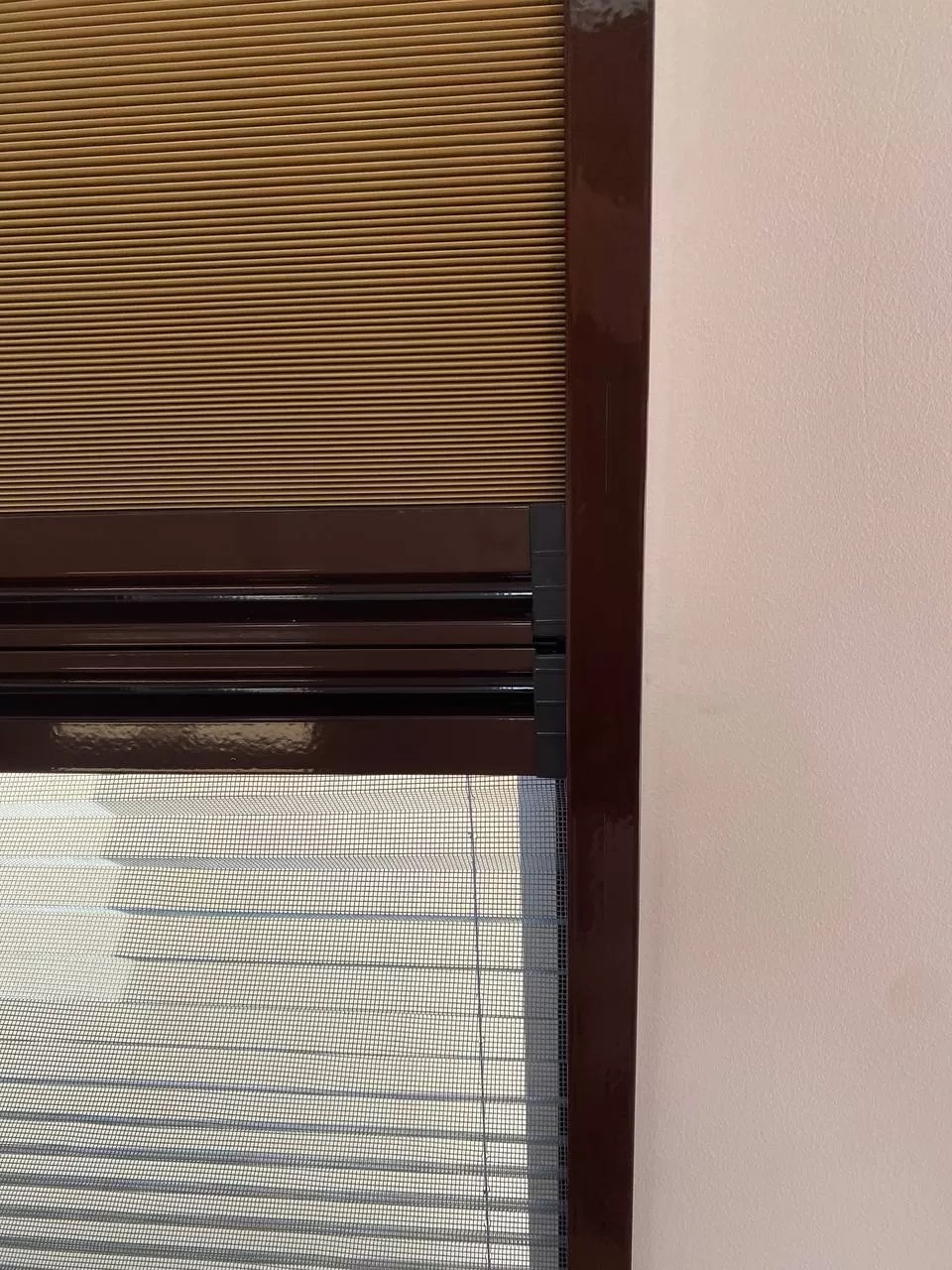 Штора+москитная сетка FAKRO AMD Duet 66x200 (коричневые направляющие RAL 8017, штора коричневая blackout RAL 1603)